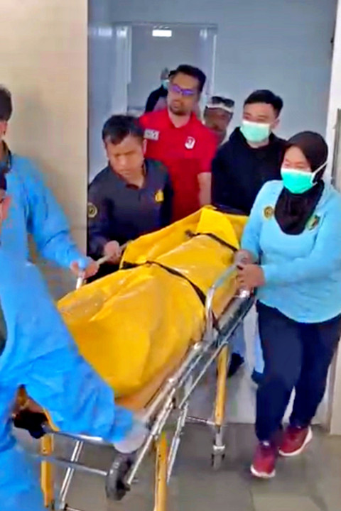 Jenazah NS, anak di Sukabumi yang tewas diduga dianiaya ibu tiri saat siap dibawa masuk ke dalam mobil ambulan. Foto: Dok. Sukabumi Update