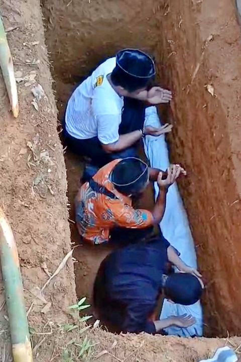 Proses pemakaman NS, anak di Sukabumi yang tewas diduga dianiaya ibu tiri. Foto: Dok. Sukabumi Update
