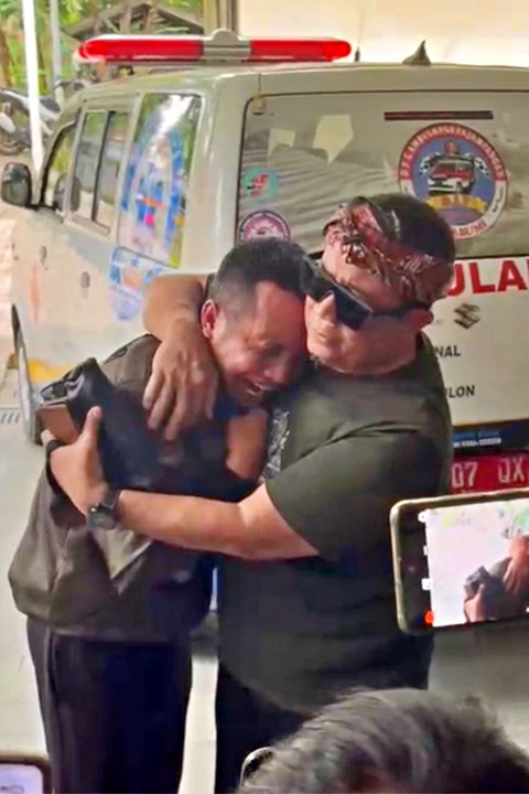 Ayah NS, Anwar Satibi menangis di samping mobil ambulan yang akan membawa jenazah anaknya. Foto: Dok. Sukabumi Update