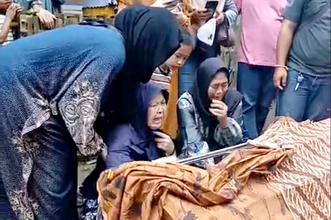 Keluarga menangis di hadapan jenazah NS, anak di Sukabumi yang tewas diduga dianiaya ibu tiri. Foto: Dok. Sukabumi Update