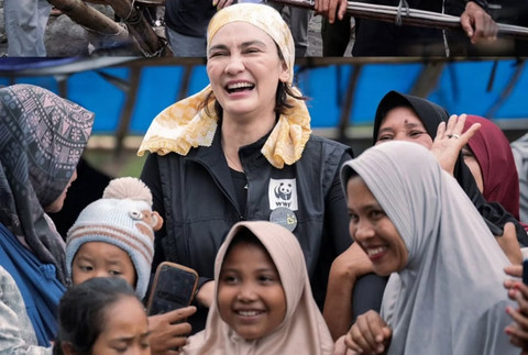 Luna Maya berbaur dengan masyarakat Peusangan, Aceh. Foto: Instagram @lunamaya via @yayasan_lunamayanawasena