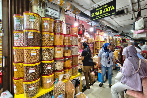 Suasana pusat toko kue kering di Pasar Jatinegara, Jakarta, Minggu (22/2/2026). Foto: Jeni Ritanti/kumparan
