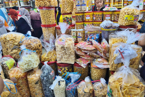 Beraneka jenis kue yang dijual di pusat toko kue kering Pasar Jatinegara, Jakarta, Minggu (22/2/2026). Foto: Jeni Ritanti/kumparan