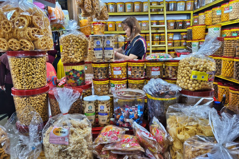 Beraneka jenis kue yang dijual di pusat toko kue kering Pasar Jatinegara, Jakarta, Minggu (22/2/2026). Foto: Jeni Ritanti/kumparan