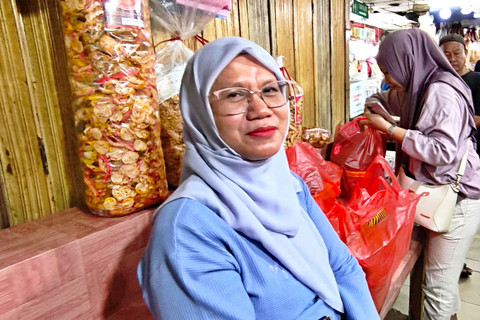 Santi (55), salah satu pembeli kue kering asal Depok, saat ditemui di Pasar Jatinegara, Jakarta Timur, Minggu (22/2/2026). Foto: Jeni Ritanti/kumparan