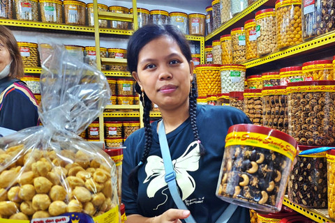 Eni (26), salah satu karyawan toko kue kering "Sinar Jaya" di Pasar Jatinegara, Jakarta Timur, Minggu (22/2/2026). Foto: Jeni Ritanti/kumparan