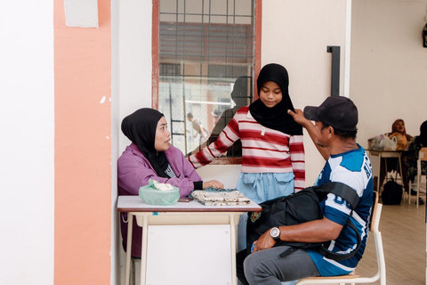 Kunjungan rutin orang tua siswa ke Sekolah Rakyat Menengah Pertama (SRMP) 2 Kota Medan, Provinsi Sumatera Utara. Foto: Kemensos RI