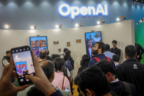 Pengunjung mengantre di kios OpenAI untuk menerima gambar cetak hasil kecerdasan buatan di AI Impact Summit, New Delhi, India, Jumat (20/2/2026). Foto: Bhawika Chhabra/REUTERS