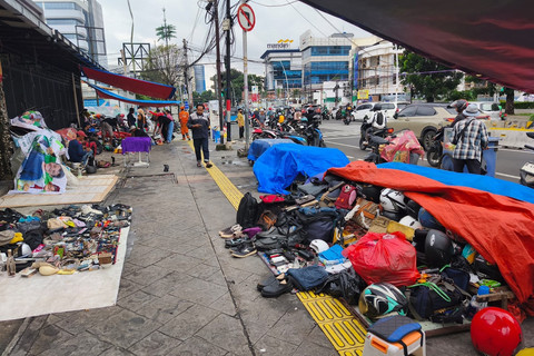 Suasana Pasar Loak Jembatan Item Jatinegara, Jakarta Timur, Minggu (22/2/2026). Foto: Jeni Ritanti/kumparan
