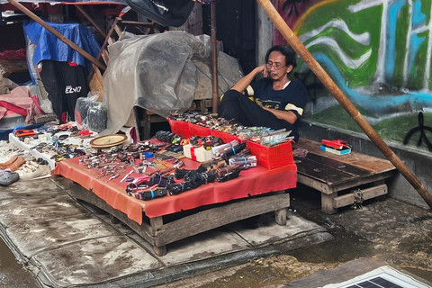 Suasana Pasar Loak Jembatan Item Jatinegara, Jakarta Timur, Minggu (22/2/2026). Foto: Jeni Ritanti/kumparan
