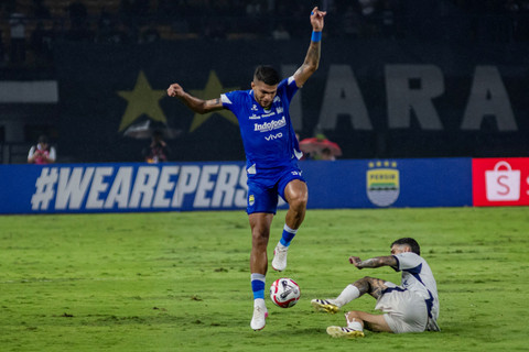 Pemain Persib Bandung Berguinho berusaha melewati pemain Persita Tangerang Rayco Rodriguez pada pertandingan Super League di Stadion Gelora Bandung Lautan Api (GBLA), Bandung, Minggu (22/2/2026). Foto: Abdan Syakura/ANTARA FOTO