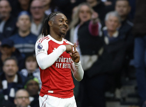 Selebrasi Eberechi Eze saat Spurs vs Arsenal dalam laga pekan ke-27 Liga Inggris 2025/26 di Tottenham Hotspur Stadium, Minggu (22/2) malam WIB. Foto: Action Images via Reuters/Peter Cziborra
