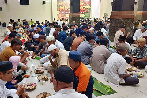 Suasana berbuka puasa dengan tradisi Megibung di Masjid Baitul Makmur, Desa Tegal Harum, Kota Denpasar, Bali, Minggu (22/2/2026) malam. Foto: Denita br Matondang/kumparan