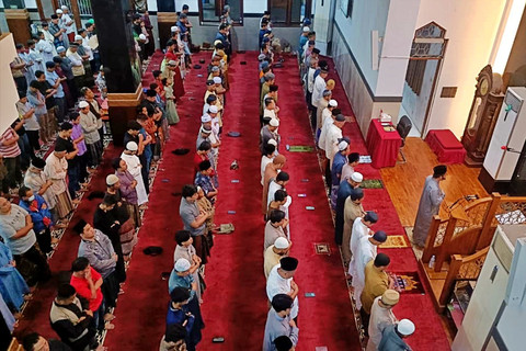 Suasana berbuka puasa dengan tradisi Megibung di Masjid Baitul Makmur, Desa Tegal Harum, Kota Denpasar, Bali, Minggu (22/2/2026) malam. Foto: Denita br Matondang/kumparan