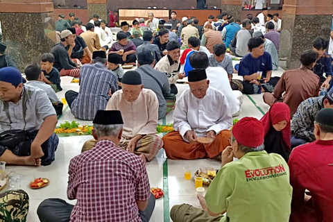 Suasana berbuka puasa dengan tradisi Megibung di Masjid Baitul Makmur, Desa Tegal Harum, Kota Denpasar, Bali, Minggu (22/2/2026) malam. Foto: Denita br Matondang/kumparan