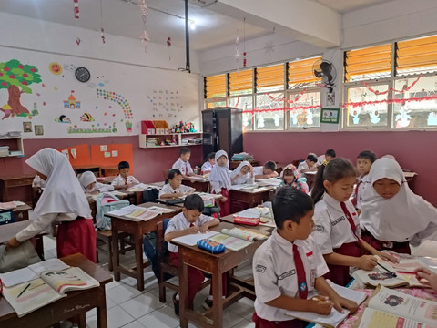 Para siswa saat menjalani hari pertama bersekolah di SD Negeri Pasar Minggu 04, Jakarta Selatan setelah libur sepekan penuh, Senin (23/2). Foto: Ryan Iqbal/kumparan
