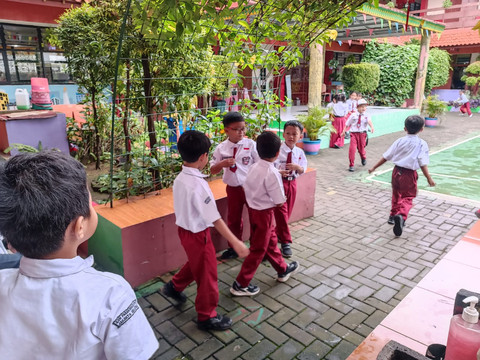Sejumlah siswa menjalani hari pertama bersekolah di SD Negeri Pasar Minggu 04, Jakarta Selatan setelah libur sepekan penuh, Senin (23/2). Foto: Ryan Iqbal/kumparan