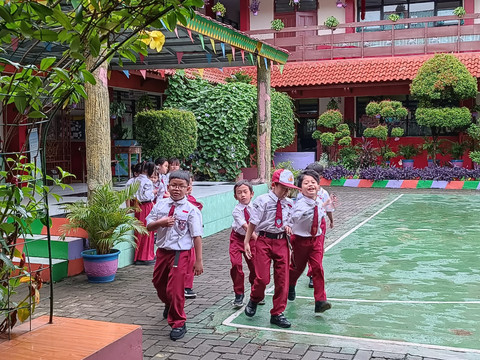 Suasana hari pertama bersekolah di SD Negeri Pasar Minggu 04, Jakarta Selatan setelah libur sepekan penuh, Senin (23/2). Foto: Ryan Iqbal/kumparan