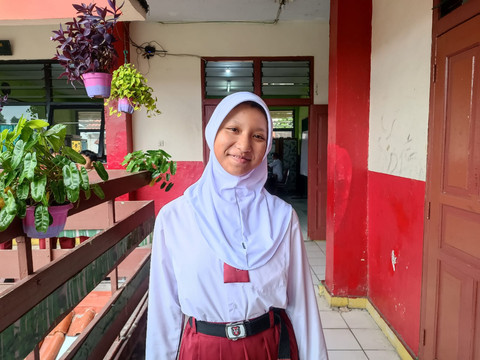 Salah satu siswa kelas VI B, Arsila (12) di SD Negeri Pasar Minggu 04, Jakarta Selatan pada Senin (23/2). Foto: Ryan Iqbal/kumparan