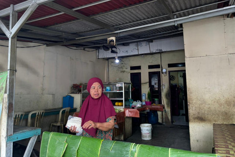 Andari dan warung makan miliknya di sekitar Stasiun Tanah Abang, Jakarta Pusat, Senin (23/2). Foto: Amira Nada/kumparan