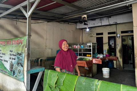 Andari dan warung makan miliknya di sekitar Stasiun Tanah Abang, Jakarta Pusat, Senin (23/2). Foto: Amira Nada/kumparan