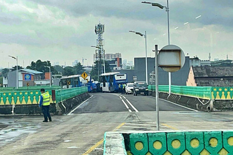 Kecelakaan Bus Transjakarta di Jalur Langit Koridor 13 di dekat Halte Cipulir, Jakarta Selatan, Senin (23/2). Foto: Rayyan/Kumparan