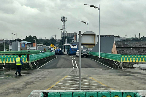 Kecelakaan Bus Transjakarta di Jalur Langit Koridor 13 di dekat Halte Cipulir, Jakarta Selatan, Senin (23/2). Foto: Rayyan/Kumparan