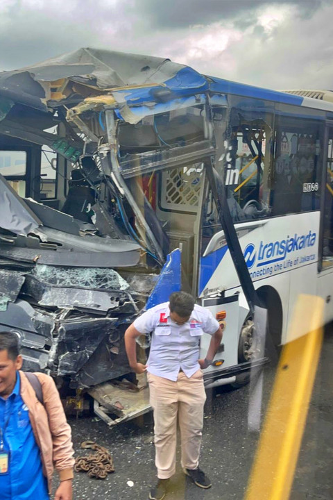 Kecelakaan Bus Transjakarta di Jalur Langit Koridor 13 di dekat Halte Cipulir, Jakarta Selatan, Senin (23/2). Foto: Rayyan/Kumparan