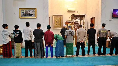 Sejumlah remaja yang diduga hendak melakukan tawuran di Jalan Rawasari Cipayung, Kota Depok, Jawa Barat dimasukkan pesantren kilat. Foto: Dok. Polres Metro Depok