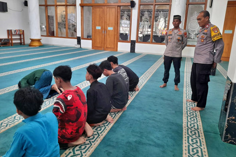 Sejumlah remaja yang diduga hendak melakukan tawuran di Jalan Rawasari Cipayung, Kota Depok, Jawa Barat dimasukkan pesantren kilat. Foto: Dok. Polres Metro Depok
