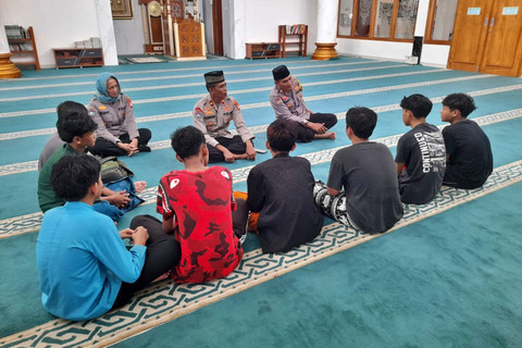 Sejumlah remaja yang diduga hendak melakukan tawuran di Jalan Rawasari Cipayung, Kota Depok, Jawa Barat dimasukkan pesantren kilat. Foto: Dok. Polres Metro Depok