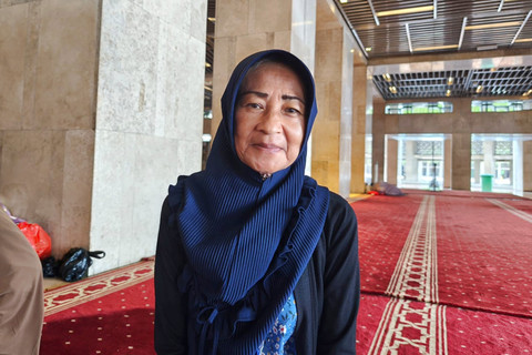 Mely (61), salah satu warga yang rutin menghabiskan waktu Ramadan dengan beribadah di Masjid Istiqlal, Jakarta, Senin (23/2/2026). Foto: Jeni Ritanti/kumparan