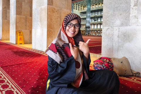 Nita (50), salah satu warga yang rutin menghabiskan waktu Ramadan dengan beribadah di Masjid Istiqlal, Jakarta, Senin (23/2/2026). Foto: Jeni Ritanti/kumparan