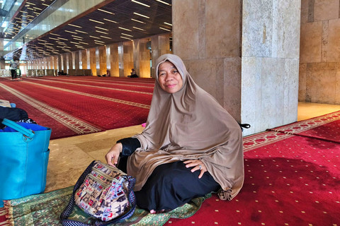 Ratu (55), salah satu warga yang rutin menghabiskan waktu Ramadan dengan beribadah di Masjid Istiqlal, Jakarta, Senin (23/2/2026). Foto: Jeni Ritanti/kumparan