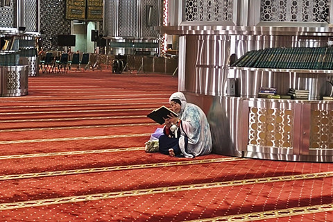 Tampak seorang pengunjung mengisi waktu dengan membaca Al-Quran di masjid Istiqlal, Jakarta Pusat pada bulan Ramadan, Senin (23/2/2026) pagi. Foto: Jeni Ritanti/kumparan