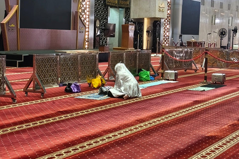 Tampak seorang pengunjung mengisi waktu dengan membaca Al-Quran di masjid Istiqlal, Jakarta Pusat pada bulan Ramadan, Senin (23/2/2026) pagi. Foto: Jeni Ritanti/kumparan
