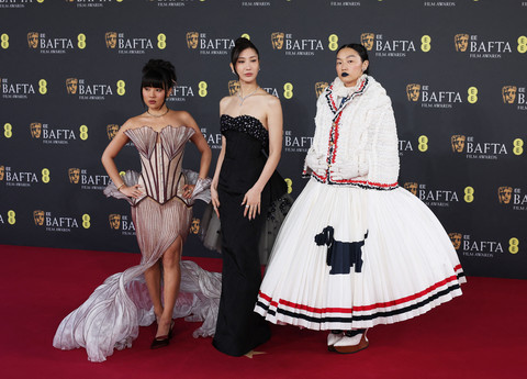 Rei Ami, Ejae, dan Audrey Nuna berpose di karpet merah selama acara British Academy of Film and Television Awards (BAFTA) 2026 di Royal Festival Hall di Southbank Centre, London, Inggris, 22 Februari 2026. Foto: REUTERS/Isabel Infantes