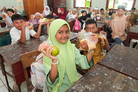 Sejumlah pelajar menunjukkan menu Makan Bergizi Gratis (MBG) yang didapat di SD Negeri Krembangan Selatan VII, Surabaya, Jawa Timur, Senin (23/2/2026). Foto: Didik Suhartono/ANTARA FOTO