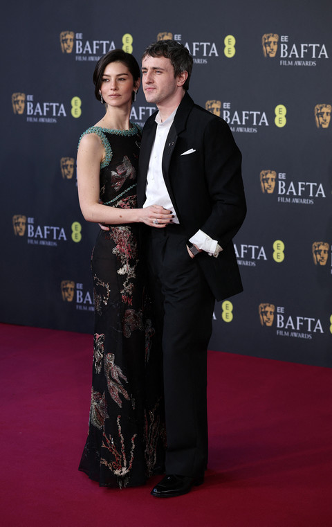 Paul Mescal dan Gracie Abrams berpose di karpet merah selama acara British Academy of Film and Television Awards (BAFTA) 2026 di Royal Festival Hall di Southbank Centre, London, Inggris, 22 Februari 2026. Foto: REUTERS/Isabel Infantes