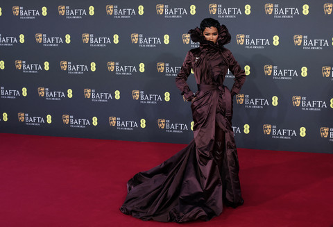 Teyana Taylor berpose di karpet merah selama acara British Academy of Film and Television Awards (BAFTA) 2026 di Royal Festival Hall di Southbank Centre, London, Inggris, 22 Februari 2026. Foto: REUTERS/Isabel Infantes