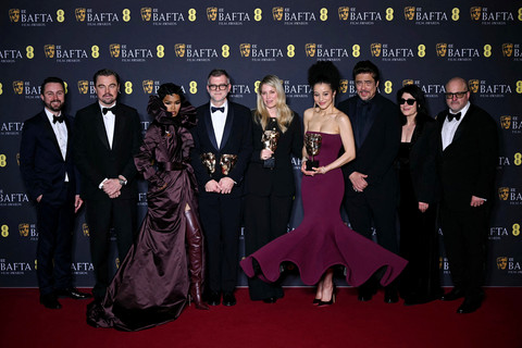 Leonardo DiCaprio, Teyana Taylor, Paul Thomas Anderson, Sara Murphy, dan  Benicio del Toro berpose dengan penghargaan Film Terbaik untuk "One Battle After Another" di BAFTA pada 22 Februari 2026. Foto: Justin Tallis / AFP