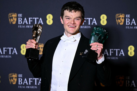 Aktor Inggris Robert Aramayo berpose dengan penghargaan Aktor Utama Terbaik dan Bintang Pendatang Baru Terbaik dalam film "I Swear" selama upacara BAFTA. Foto: Justin Tallis / AFP