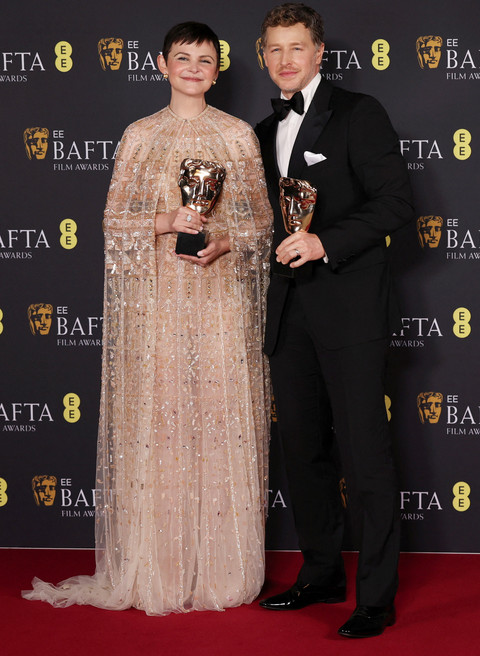 Ginnifer Goodwin dan Josh Dallas berpose dengan Penghargaan Film Animasi untuk 'Zootropolis 2' di British Academy of Film and Television Awards (BAFTA) 2026 di Royal Festival Hall di Southbank Centre, London, Inggris, 22 Februari 2026. Foto: Reuters/Suzanne Plunkett
