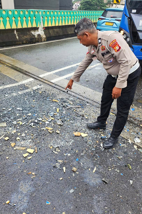 Petugas kepolisian cek TKP kecelakaan bus TransJakarta. Foto: Dok. Istimewa