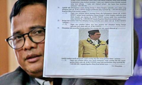 Kuasa hukum AKP Malaungi, Asmuni, menunjukkan lembaran BAP kliennya dalam status tersangka peredaran narkoba yang menampilkan foto bandar narkotika penyuplai sabu dan pemberi suap Rp 1 miliar bernama Koko Erwin, dalam konpers di Mataram, Kamis (12/2). Foto: Dhimas B.P./ANTARA