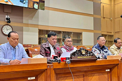 Komisi III DPR melakukan konferensi pers soal audiensi kasus Anak Buah Kapal (ABK) Fandi Ramadhan yang dituntut hukuman mati, di Kompleks Parlemen, Senayan, Jakarta, pada Senin (23/2). Foto: Nasywa Athifah/kumparan