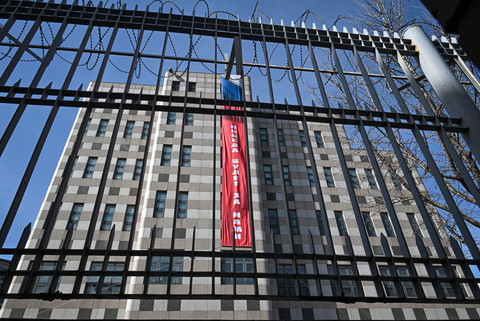 Sebuah spanduk bertuliskan "Kemenangan akan menjadi milik kita" dipajang di dinding luar kedutaan Rusia di Seoul pada 23 Februari 2026. Foto: Jung Yeon-je / AFP