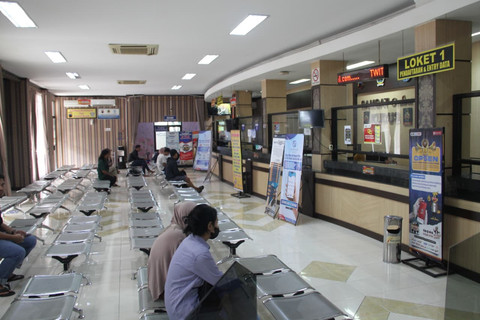 Masyarakat membayar pajak kendaraan di Samsat Kudus, Senin (23/2/2026). Foto: Vega Ma'arijil Ula/kumparan