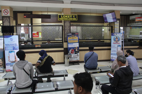 Masyarakat membayar pajak kendaraan di Samsat Kudus, Senin (23/2/2026). Foto: Vega Ma'arijil Ula/kumparan