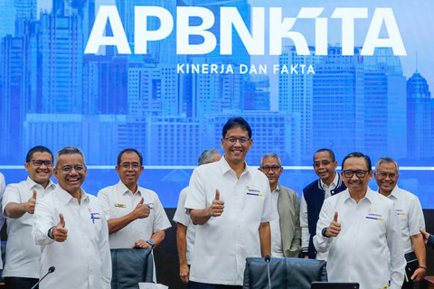 Menteri Keuangan Purbaya Yudhi Sadewa bersama Wakil Menteri Keuangan Juda Agung dan Suahasil Nazara foto bersama sebelum memberikan keterangan pada konferensi pers APBN KiTa edisi Februari 2026 di Jakarta, Senin (23/2/2026). Foto: Asprilla Dwi Adha/ANTARA FOTO.